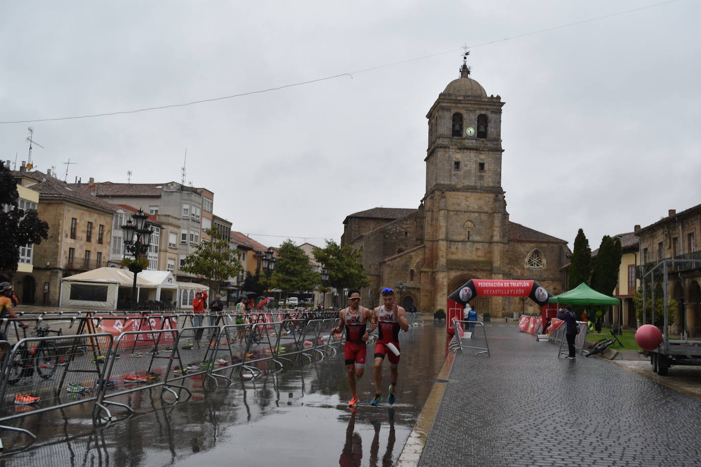 El VIII Triatlón Sprint de Aguilar, marcado por la lluvia