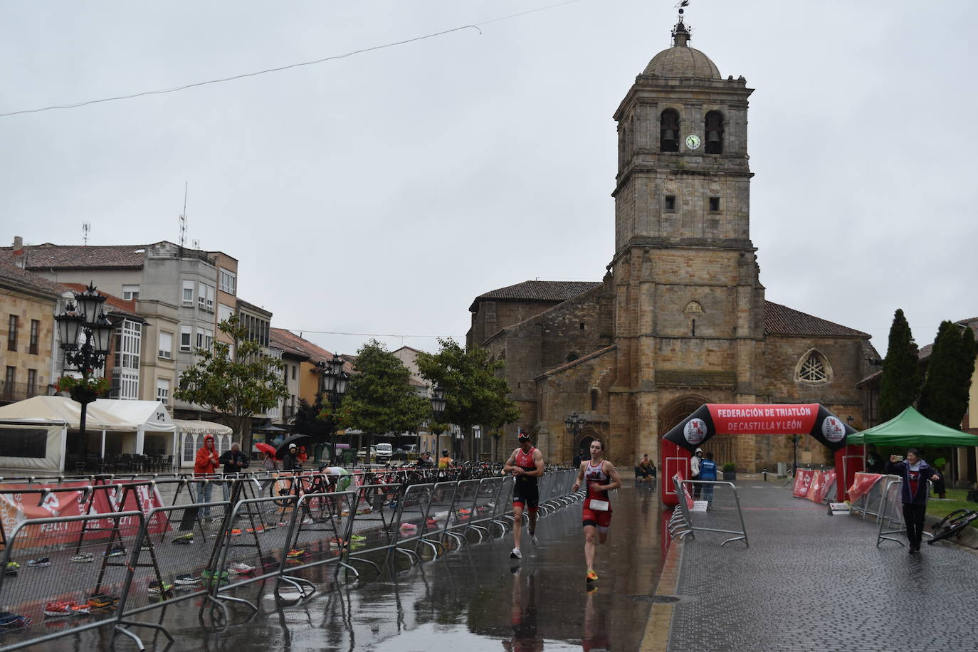 El VIII Triatlón Sprint de Aguilar, marcado por la lluvia