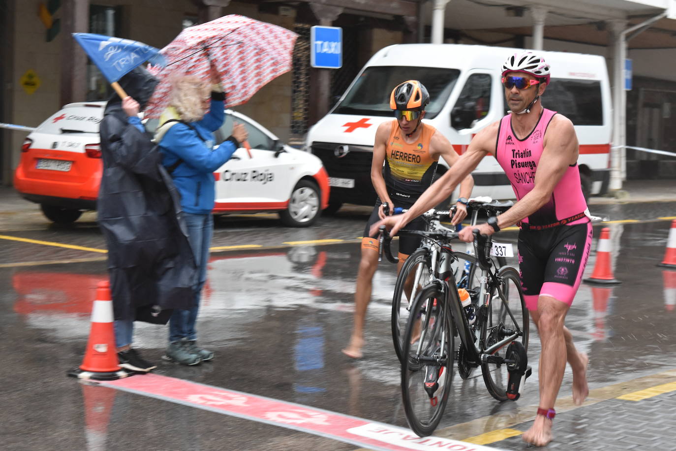 El VIII Triatlón Sprint de Aguilar, marcado por la lluvia