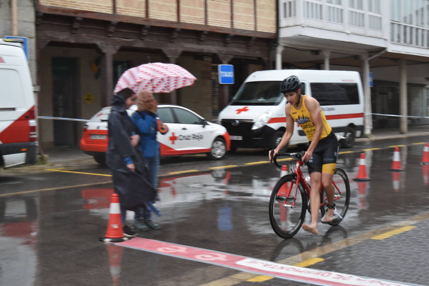 El VIII Triatlón Sprint de Aguilar, marcado por la lluvia