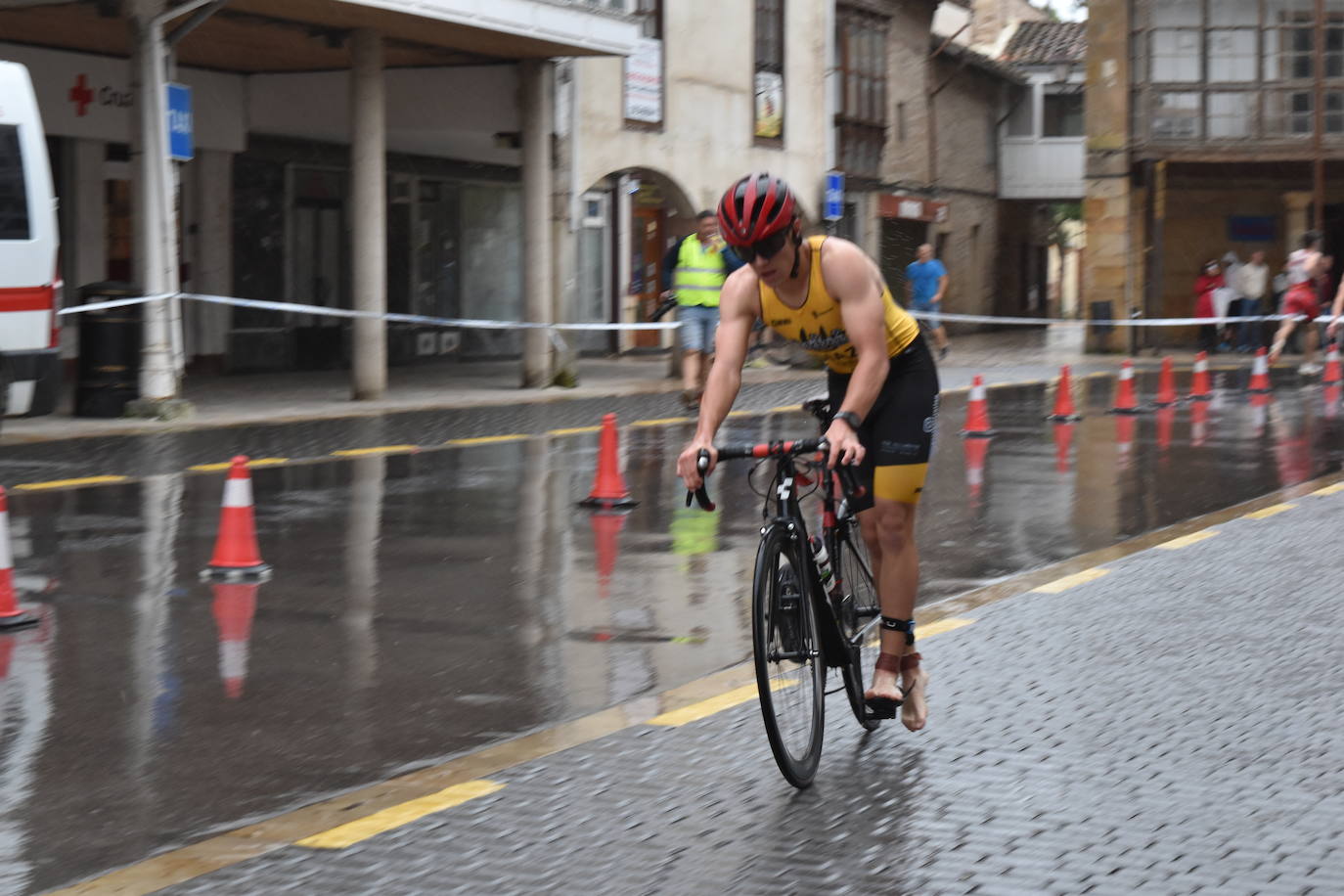 El VIII Triatlón Sprint de Aguilar, marcado por la lluvia