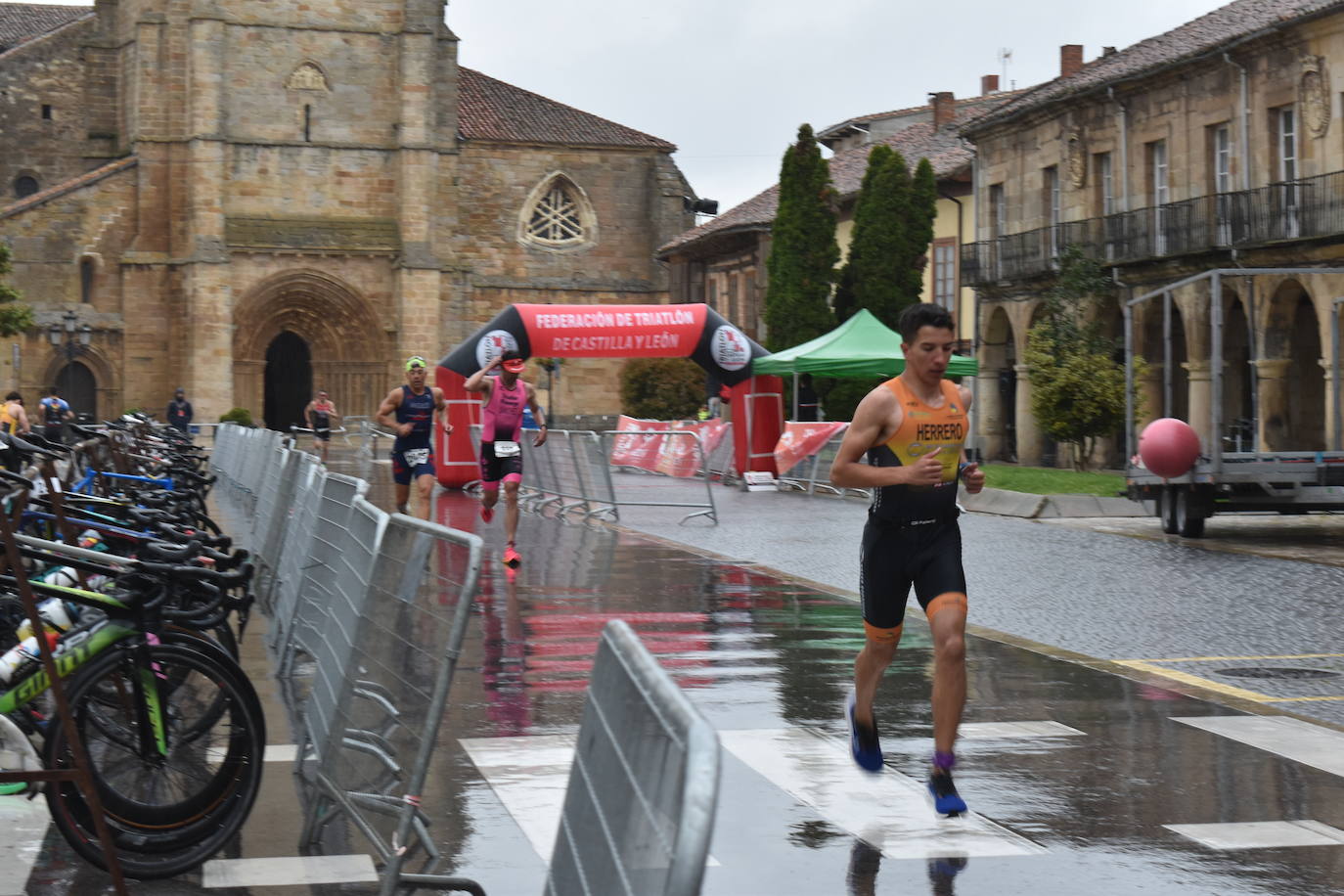 El VIII Triatlón Sprint de Aguilar, marcado por la lluvia