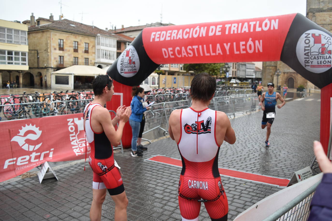 El VIII Triatlón Sprint de Aguilar, marcado por la lluvia