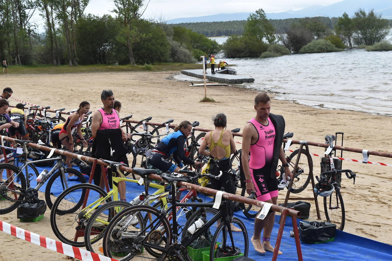 El VIII Triatlón Sprint de Aguilar, marcado por la lluvia