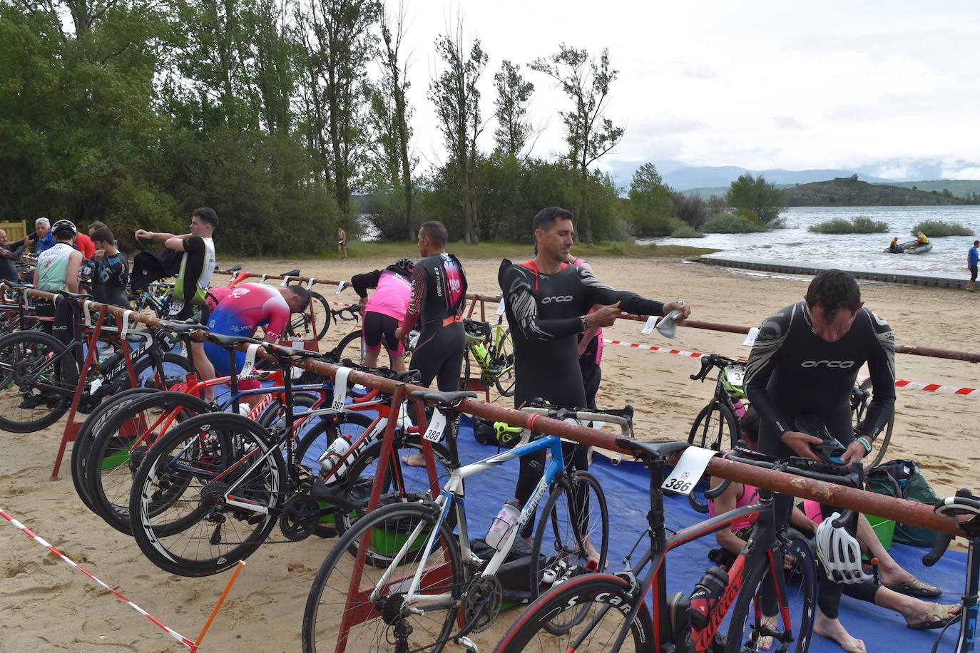 El VIII Triatlón Sprint de Aguilar, marcado por la lluvia