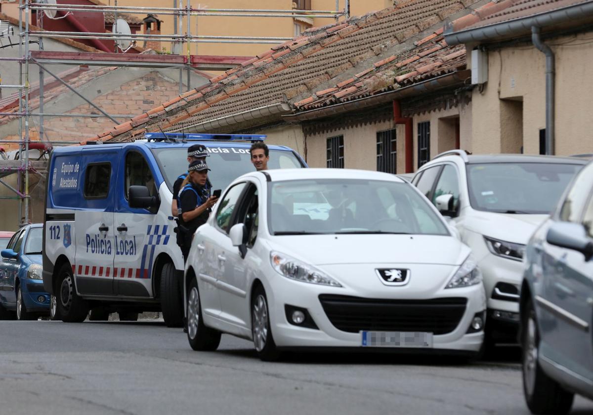 Agentes de la Policía Local atienden una colisión este fin de semana en la calle Rosario.