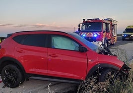 Bomberos de la Diputación de Valladolid asisten a un accidente ocurrido en las proximidades de la localidad segoviana de Cordorniz.