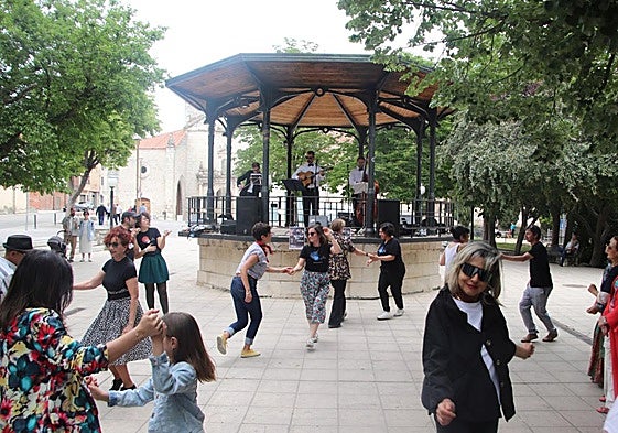 Multitud de vecinos de la villa cuellarana muestran sus mejores pasos bajo el templete de San Francisco.