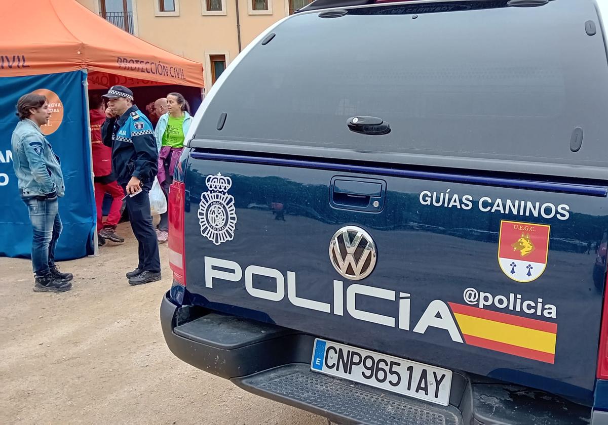 Vehículo de los guías caninos aparcado en la zona en la que se busca a Antonio, anciano desaparecido.