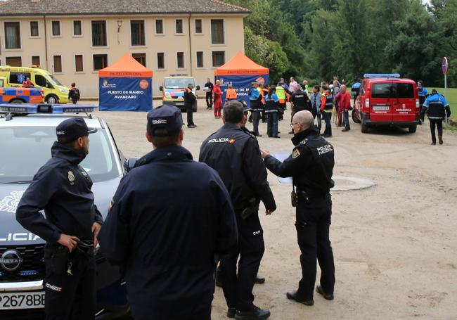 Agentes de la Policía Nacional, en el centro de coordinación de la búsqueda.