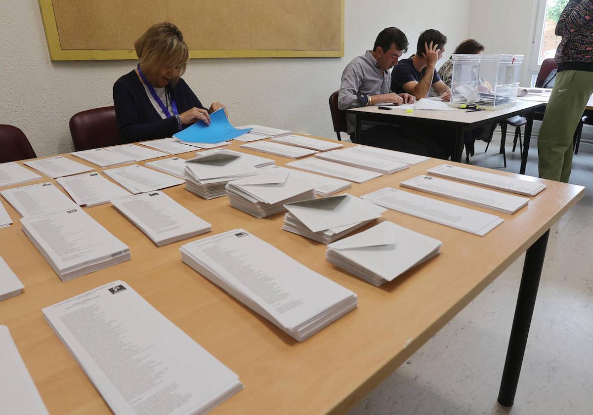 Papeletas en un colegio electoral de Palencia.