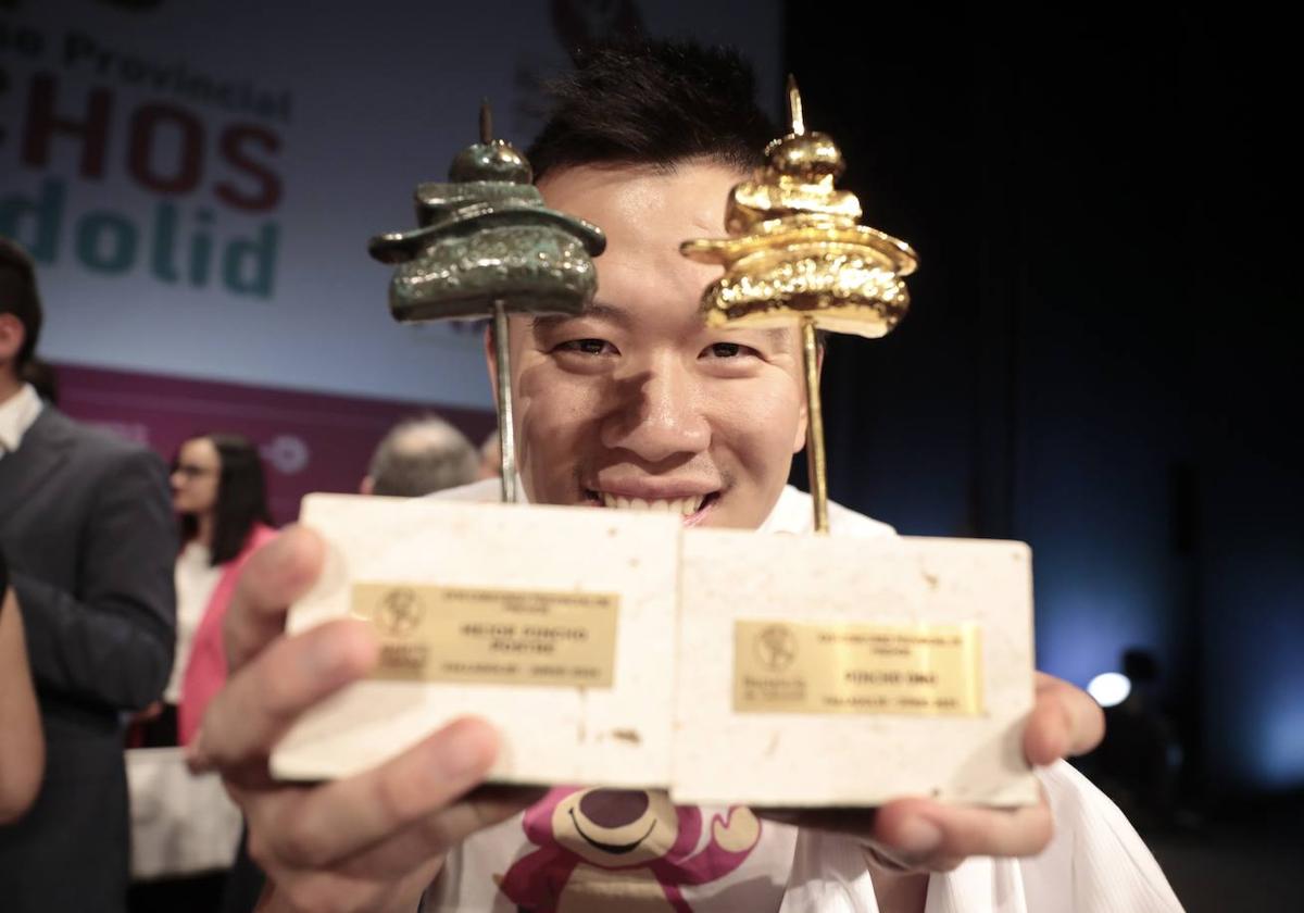 El jefe de cocina del Jiapan, Jiale Pan, muestra feliz los dos trofeos ganados en el Concurso Provincial de Pinchos de Valladolid.