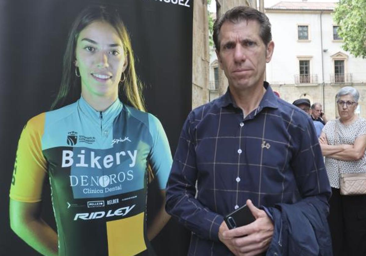 Juan Carlos Domínguez, padre de la joven ciclista atropellada mortalmente, a la salida de los Juzgados de Salamanca.