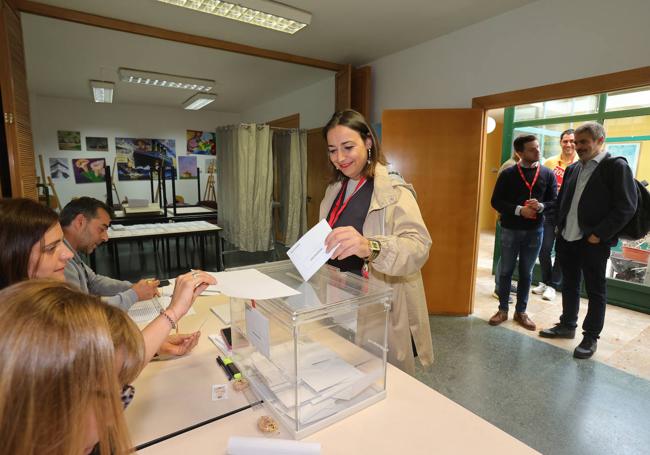 La alcaldesa del PSOE, Miriam Andrés, vota en Allende el Río.