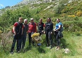 Integrantes del Club de Montaña Calahorra, con el ramo de flores depositado al inicio de la ruta en el Pico Espigüete.