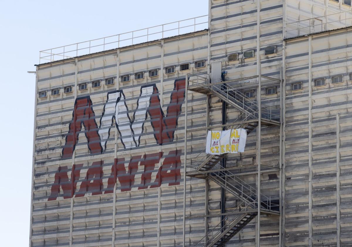 Pancarta contra el cierre de Nanta colocada en una escalera exterior de la planta de Tudela de Duero.