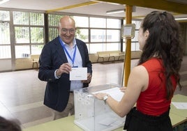 Jesús Julio Carnero, votando el pasado domingo en Valladolid.