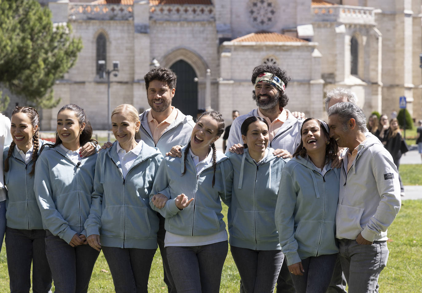 Algunos de los concursantes de MasterChef Celebrity posan frente a La Antigua.