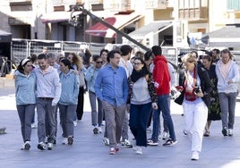 Los concursantes se dirigen a hacerse una foto en la plaza de Portugalete.