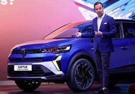 Sebastian Guigues, director general del Grupo Renault, junto al nuevo Captur.