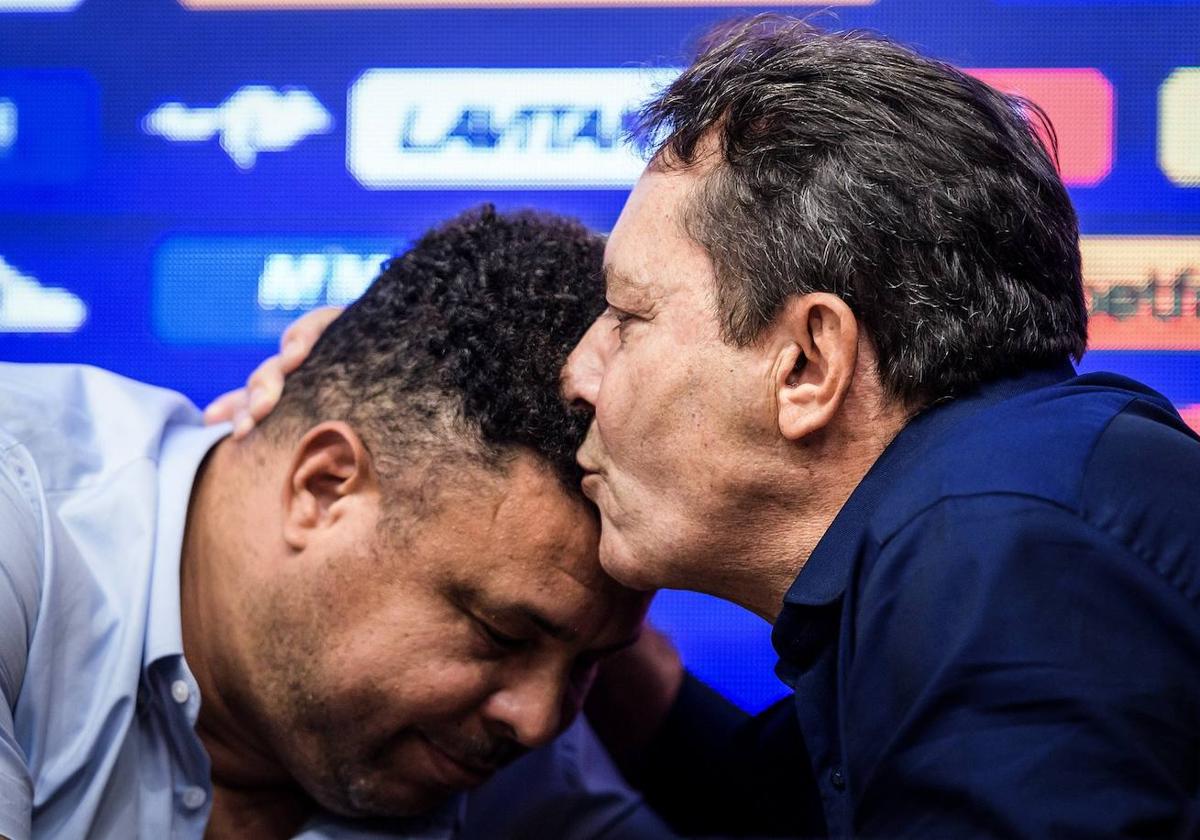 Pedrinho besa en la frente a Ronaldo, en la rueda de prensa en la que se anunció la venta del Cruzeiro.