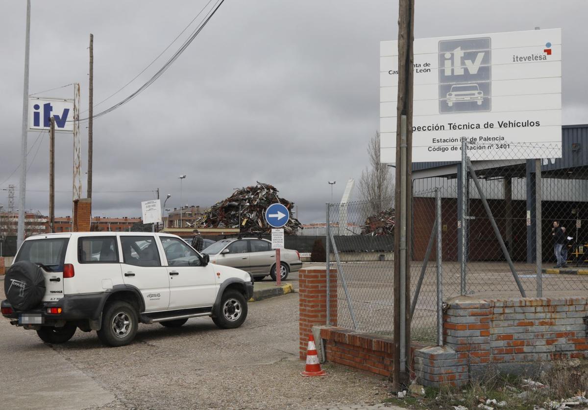 Un vehículo accede a una ITV de Palencia para pasar la inspección, en una imagen de archivo.