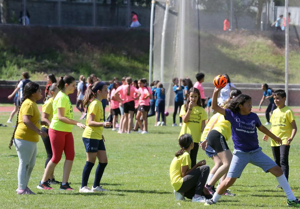 Una niña del colegio Domingo de Soto lanza una pelota en una de la pruebas.