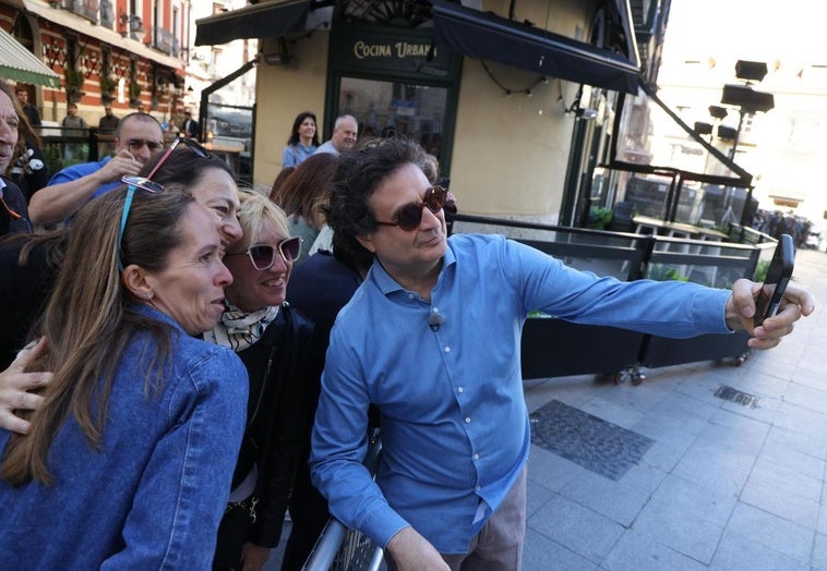 El chef Pepe Rodríguez no dudó en fotografiarse con el público vallisoletano en las inmediaciones de Portugalete.