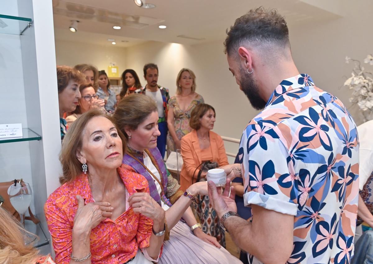 Imagen secundaria 1 - Ambiente de la presentación de productos cosméticos en la perfumería Sidonia.