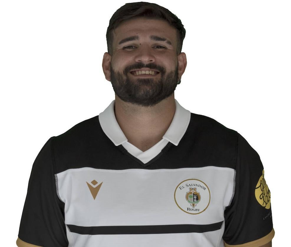 Andrea Mastouri con la camiseta de El Salvador.