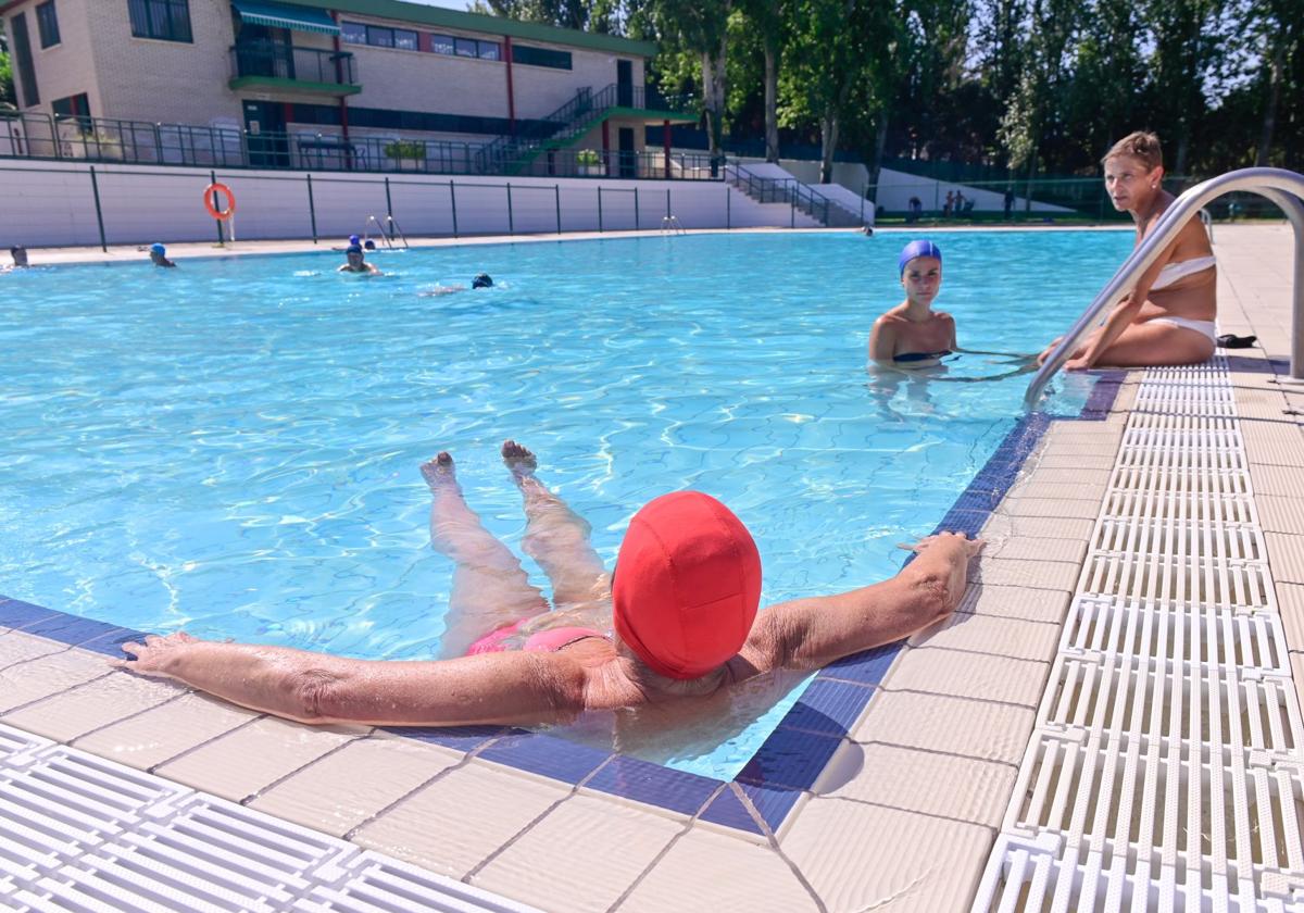 Usuarios en la piscina de Canterac el pasado verano.