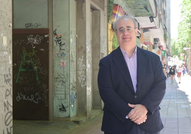 El decano de la Facultad de Comercio de la UVA, José Antonio Salvador Insúa, delante de un local vacío en el Paseo de Zorrilla.