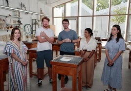 Los cinco jóvenes arquitectos durante la visita a la Escuela de Artes de Valladolid.