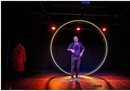 Un artista durante una actuación de impro.