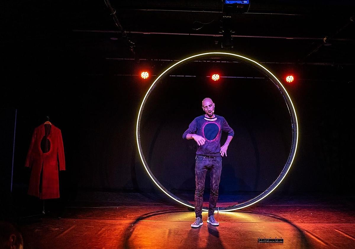 Un artista durante una actuación de impro.