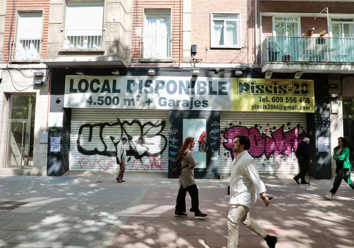 Imagen principal - Arriba, bajo de gran tamaño sin actividad en el Paseo de Zorrilla. Debajo, dos mujeres pasan ante un local cerrado en la calle Soto (i) y esquina vacía en la calle Nebrija.