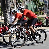 Induráin y Perico Delgado visten a Peñafiel de líder de la Vuelta Ciclista a España