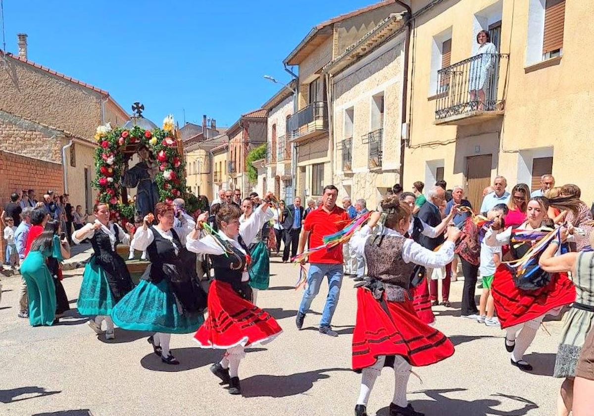 Los vecinos danzan hoy en las fiestas.