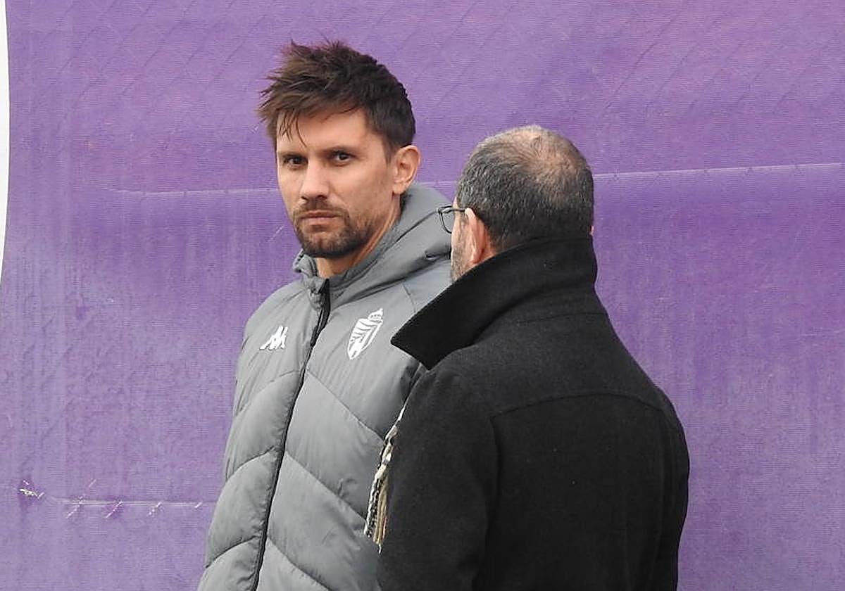 Paulo André Cren Benini, con David Espinar (de espaldas) el 24 de enero de 2024 en los Campos Anexos