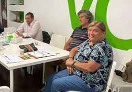 Lourdes Álvarez de Mon, con otros compañeros de Vox en la sede del partido en Palencia.