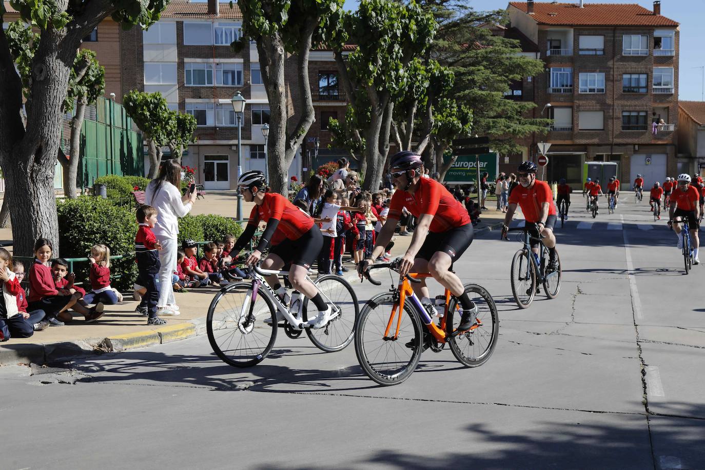 Las imágenes de la visita a Peñafiel de la Vuelta Ciclista