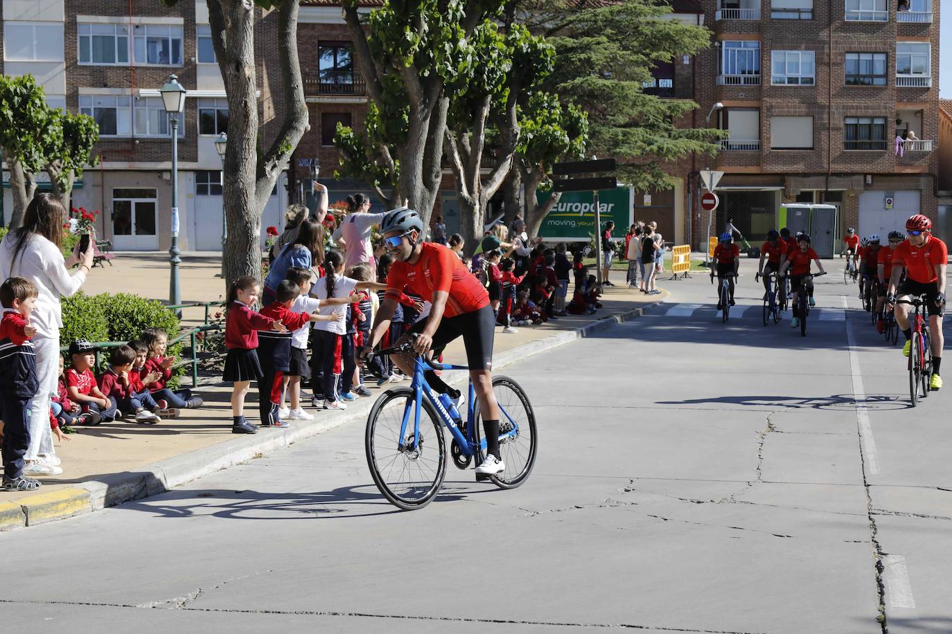 Las imágenes de la visita a Peñafiel de la Vuelta Ciclista