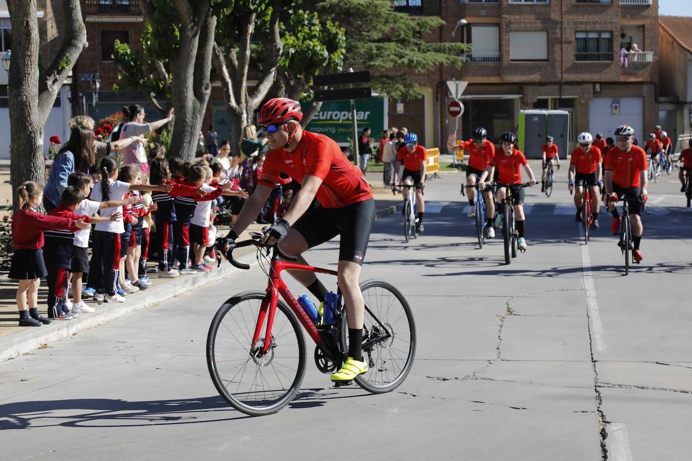 Las imágenes de la visita a Peñafiel de la Vuelta Ciclista