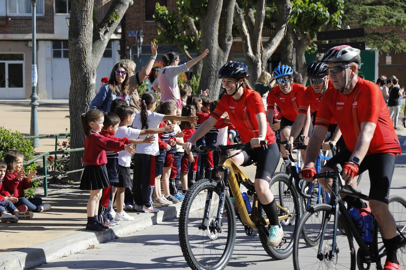 Las imágenes de la visita a Peñafiel de la Vuelta Ciclista