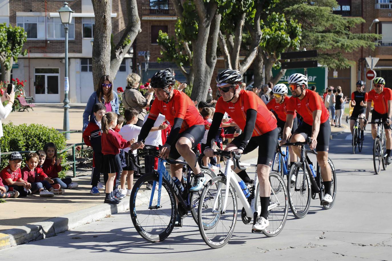 Las imágenes de la visita a Peñafiel de la Vuelta Ciclista