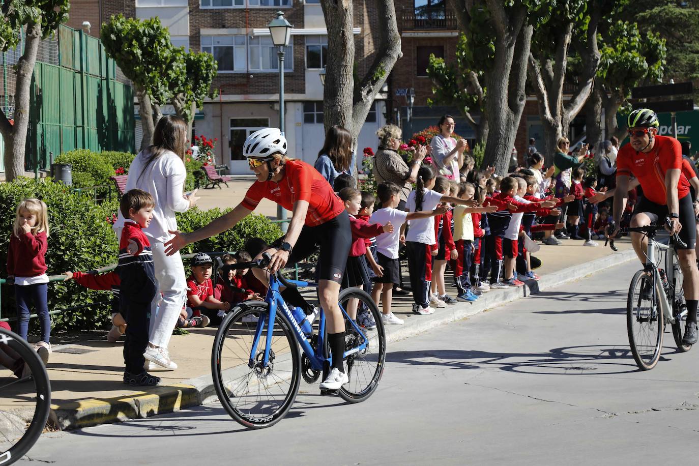 Las imágenes de la visita a Peñafiel de la Vuelta Ciclista