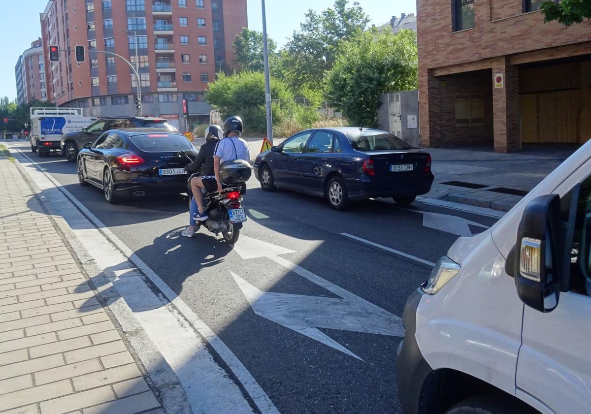 Imagen principal - Arriba, vehículos parados antes del cruce de Ciudad de la Habana con José Garrote Tebar. Debajo, a la izquierda, colas de vehículos en el mismo punto. A la derecha. el carril cortado en José Garrote Tebar en sentido de salida del barrio hacia Ciudad de la Habana.