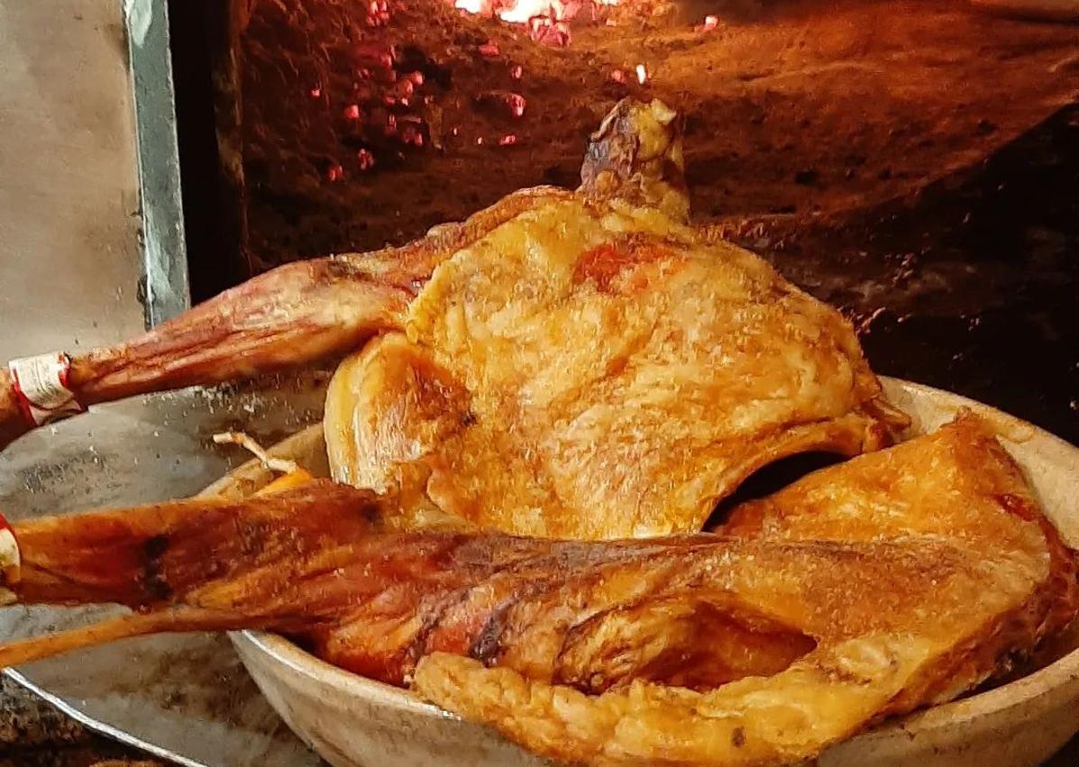 Imagen secundaria 1 - Lechazo asado del restaurante Figón de Recoletos.