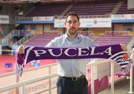 Lolo Encinas posa en el Pabellón Pisuerga con la bufanda del Real Valladolid.