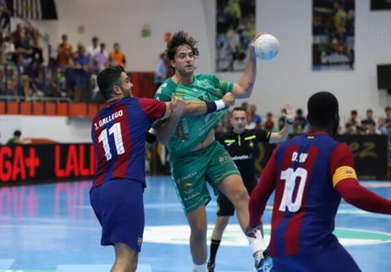 Luisfe, durante un partido con Puente Genil.